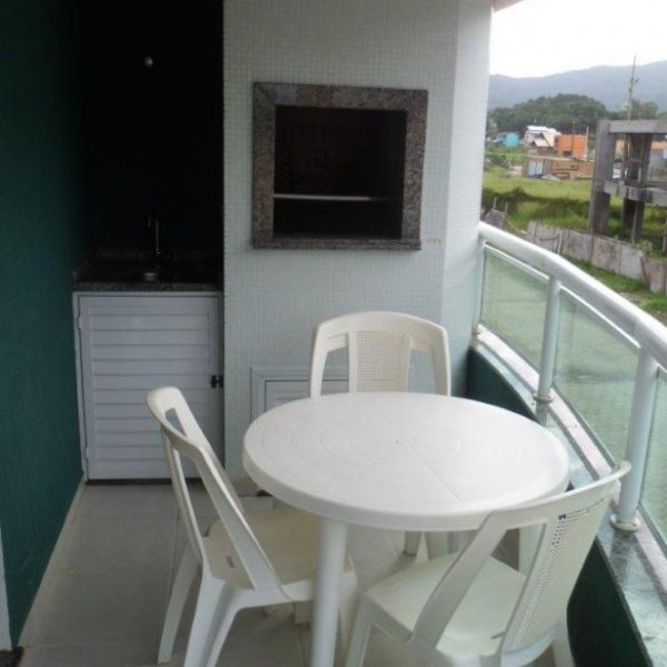 Apartamento na Praia de Bombas 2 dorm 1 vaga 