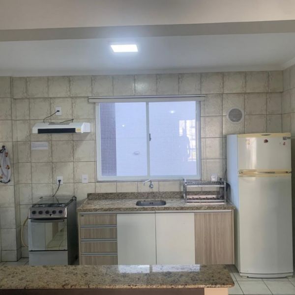  Apartamento com 3 dormi. 150 m da praia Bombas