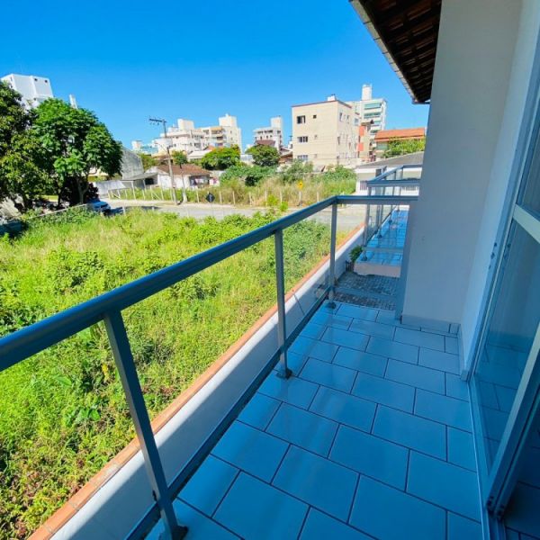 4 APARTAMENTOS, SENDO 3 DE 2 DORM, E 1 APTO 1 DORM