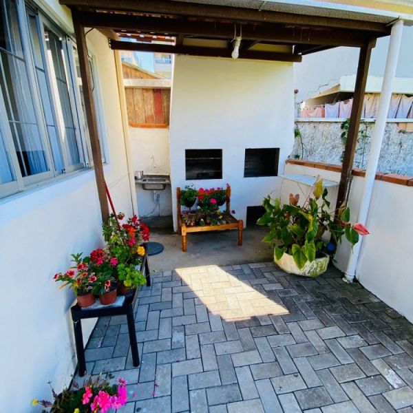 4 APARTAMENTOS, SENDO 3 DE 2 DORM, E 1 APTO 1 DORM