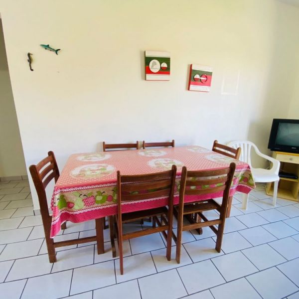 4 APARTAMENTOS, SENDO 3 DE 2 DORM, E 1 APTO 1 DORM