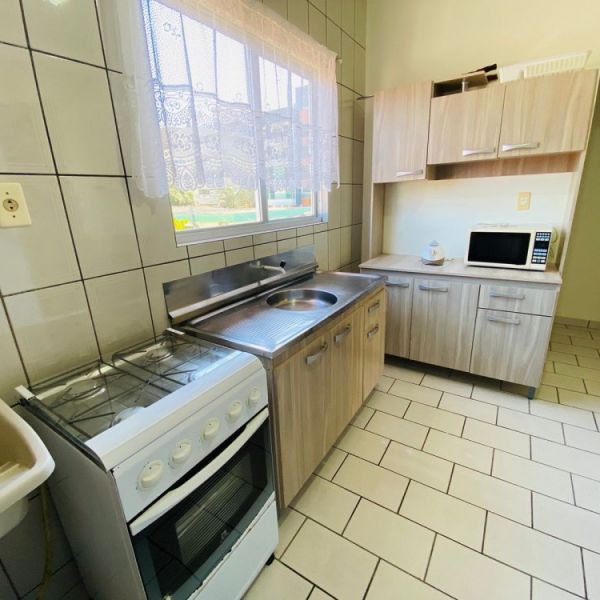 4 APARTAMENTOS, SENDO 3 DE 2 DORM, E 1 APTO 1 DORM