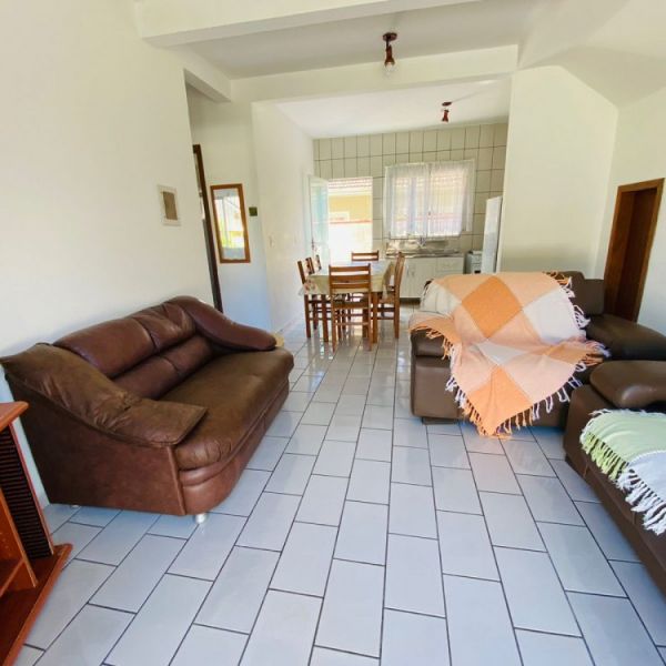 4 APARTAMENTOS, SENDO 3 DE 2 DORM, E 1 APTO 1 DORM