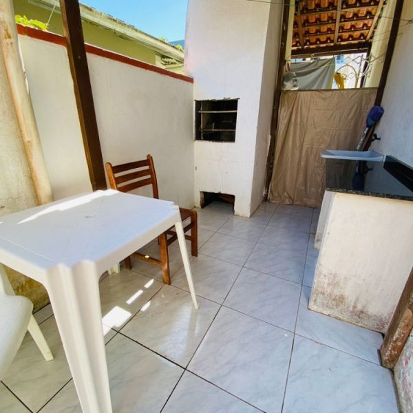 4 APARTAMENTOS, SENDO 3 DE 2 DORM, E 1 APTO 1 DORM