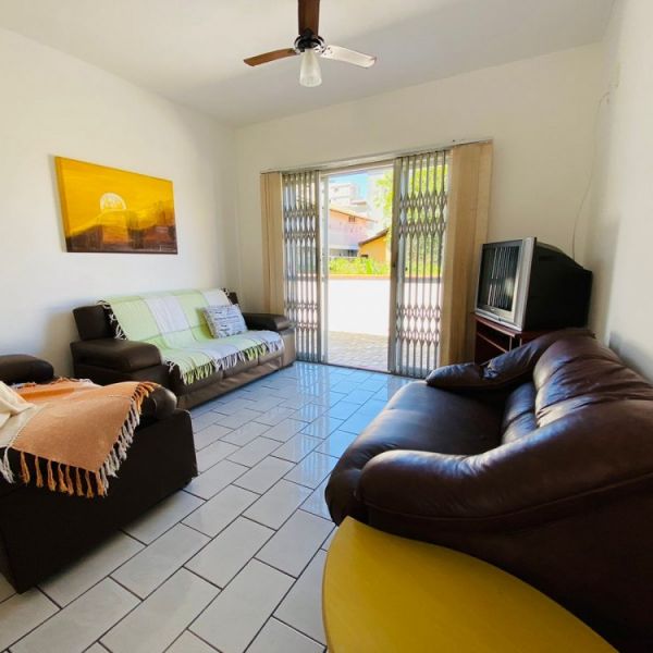 4 APARTAMENTOS, SENDO 3 DE 2 DORM, E 1 APTO 1 DORM