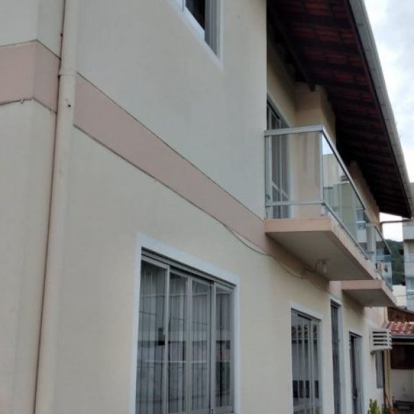 4 APARTAMENTOS, SENDO 3 DE 2 DORM, E 1 APTO 1 DORM