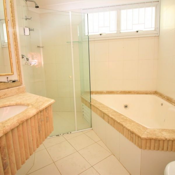 Sobrado 5 dormitrios Beira Mar 3 vagas