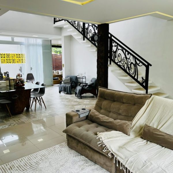 CASA 3 DORM. 2 VAGAS EM BOMBAS