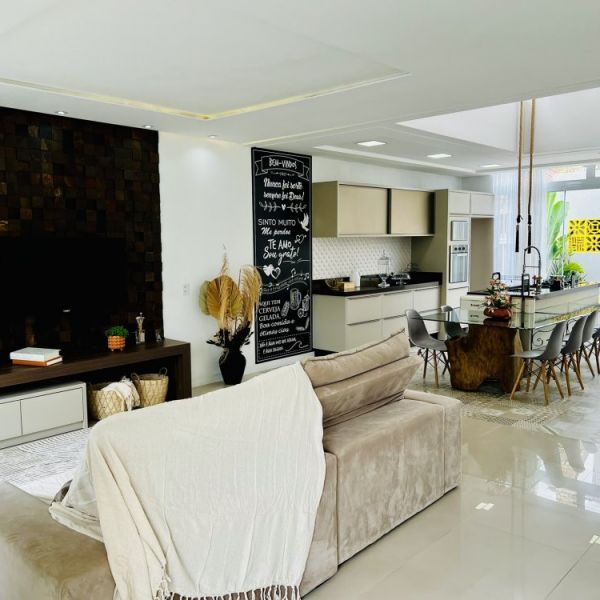 CASA 3 DORM. 2 VAGAS EM BOMBAS