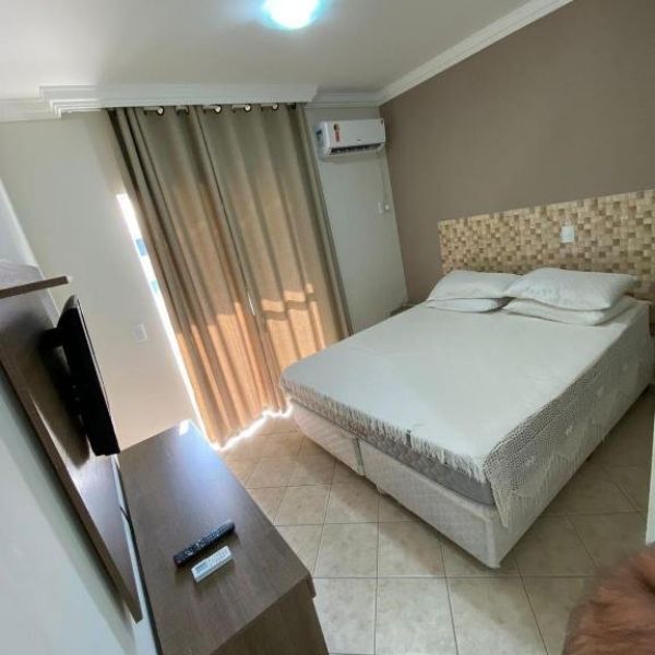 APARTAMENTO NO CENTRO DE BOMBINHAS 3. DORM.