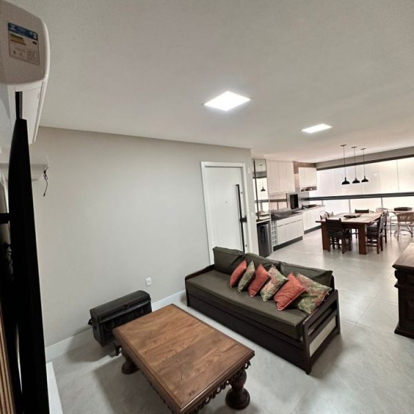 APARTAMENTO MEIA PRAIA 3 DORM. 2 VAGAS