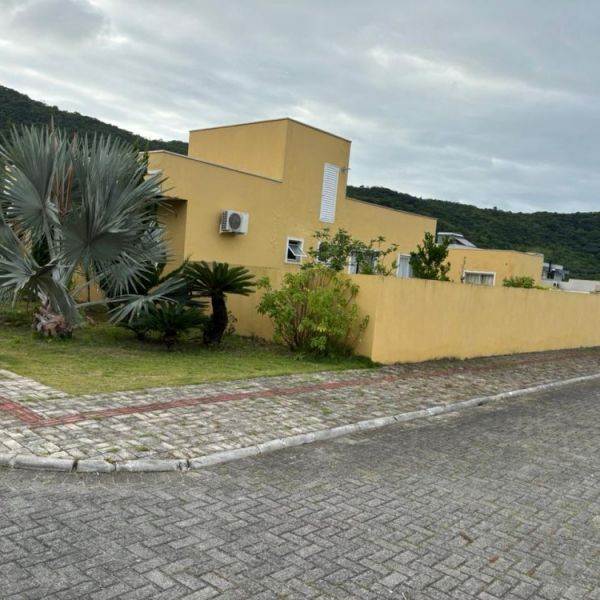 Casa Trrea 2 Sutes em Bombas
