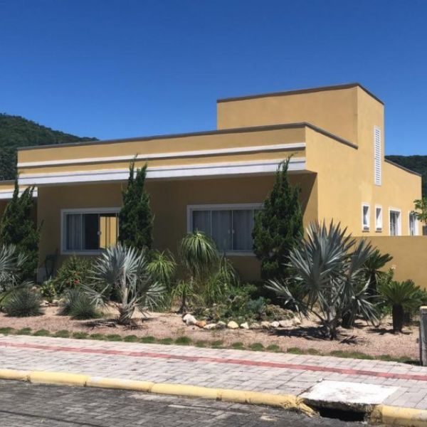 Casa Trrea 2 Sutes em Bombas