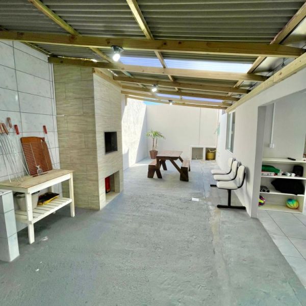 CASA COM O PTIO PRIVATIVO EM BOMBAS COM PISCINA