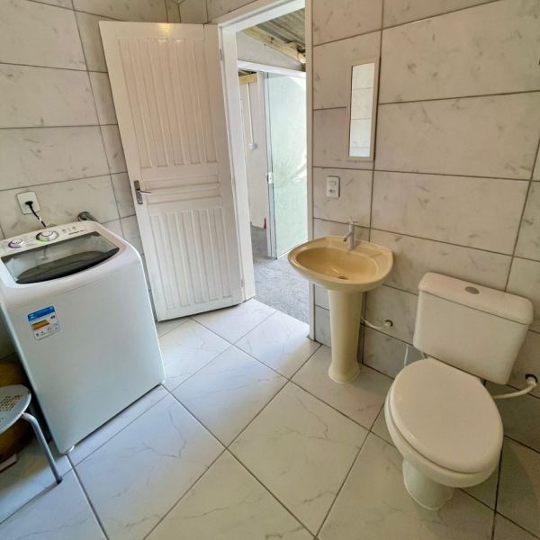 CASA COM O PTIO PRIVATIVO EM BOMBAS COM PISCINA