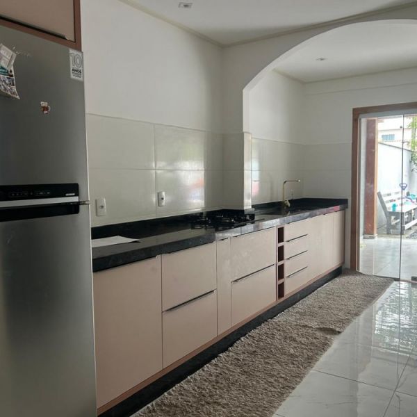 CASA EM BOMBAS 2 DORM. 3 VAGAS DE GARAGEM