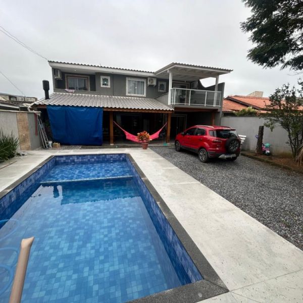 CASA EM BOMBAS 2 DORM. 3 VAGAS DE GARAGEM