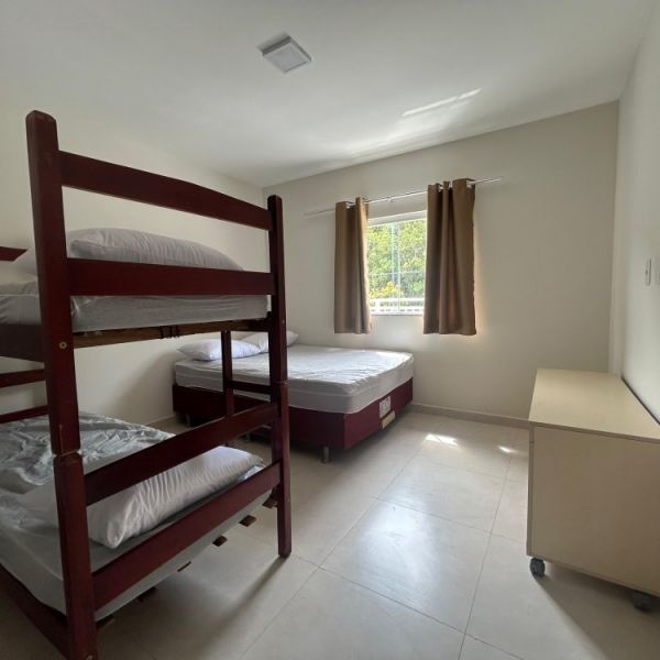 CASA EM BOMBAS 2 DORM. 3 VAGAS DE GARAGEM