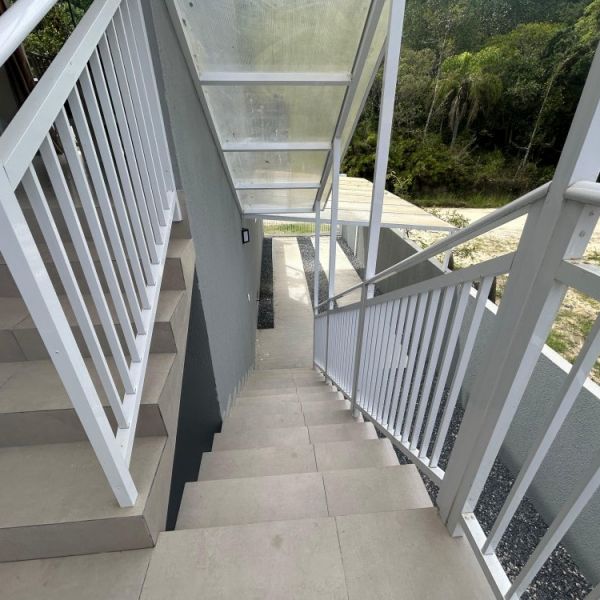 CASA EM BOMBAS 2 DORM. 3 VAGAS DE GARAGEM