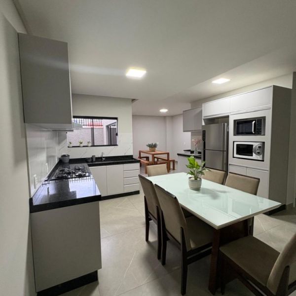 CASA EM BOMBAS 3 DORM VAGAS PARA 2 CARRO