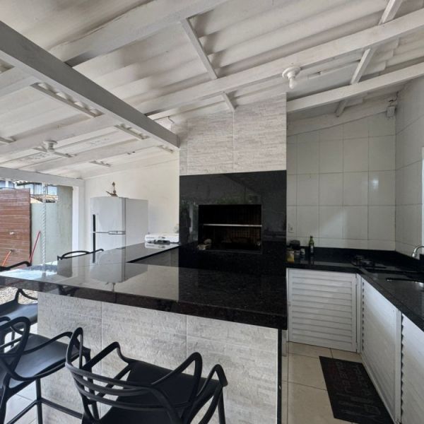 CASA NO ZIMBROS 4 DORMITRIOS 3 VAGAS DE CARROS