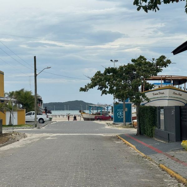 CASA NO ZIMBROS 4 DORMITRIOS 3 VAGAS DE CARROS