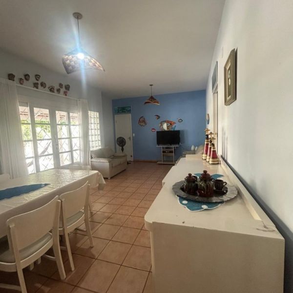 CASA DE 2 QUARTOS EM BOMBAS, 3 VAGAS DE CARROS.