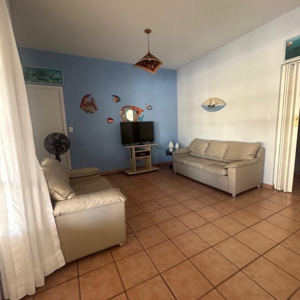 CASA DE 2 QUARTOS EM BOMBAS, 3 VAGAS DE CARROS.