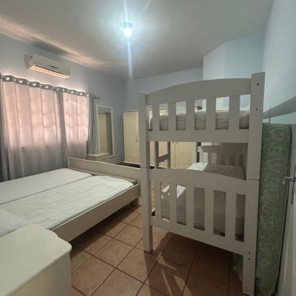 CASA DE 2 QUARTOS EM BOMBAS, 3 VAGAS DE CARROS.