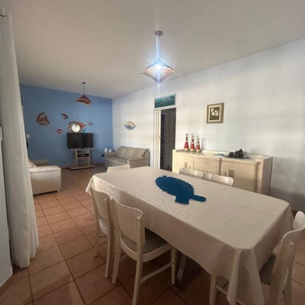 CASA DE 2 QUARTOS EM BOMBAS, 3 VAGAS DE CARROS.