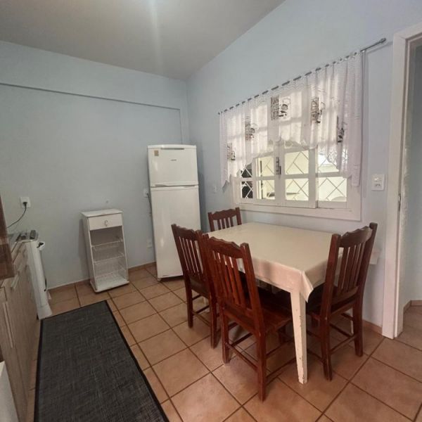 CASA DE 2 QUARTOS EM BOMBAS, 3 VAGAS DE CARROS.