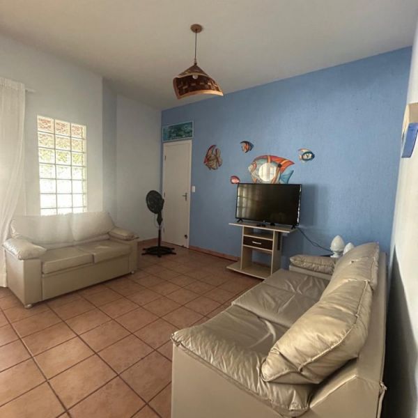 CASA DE 2 QUARTOS EM BOMBAS, 3 VAGAS DE CARROS.