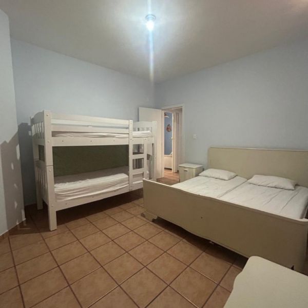 CASA DE 2 QUARTOS EM BOMBAS, 3 VAGAS DE CARROS.