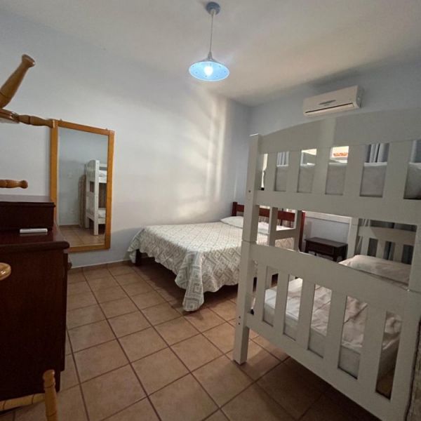 CASA DE 2 QUARTOS EM BOMBAS, 3 VAGAS DE CARROS.