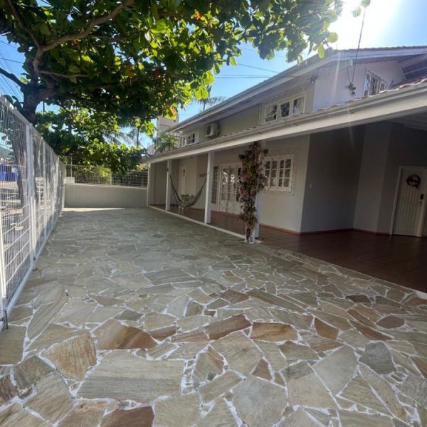 CASA DE 2 QUARTOS EM BOMBAS, 3 VAGAS DE CARROS.