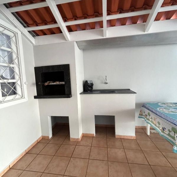 CASA DE 2 QUARTOS EM BOMBAS, 3 VAGAS DE CARROS.