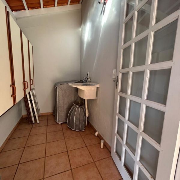 CASA DE 2 QUARTOS EM BOMBAS, 3 VAGAS DE CARROS.