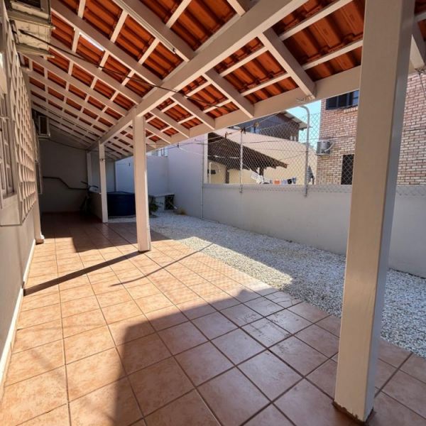 CASA DE 2 QUARTOS EM BOMBAS, 3 VAGAS DE CARROS.