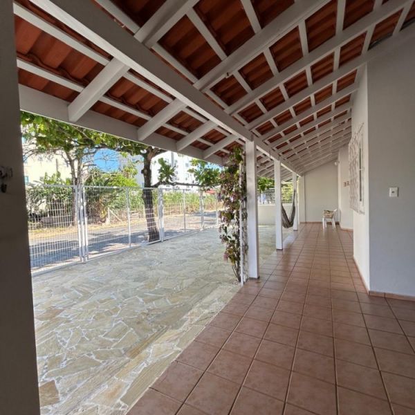 CASA DE 2 QUARTOS EM BOMBAS, 3 VAGAS DE CARROS.