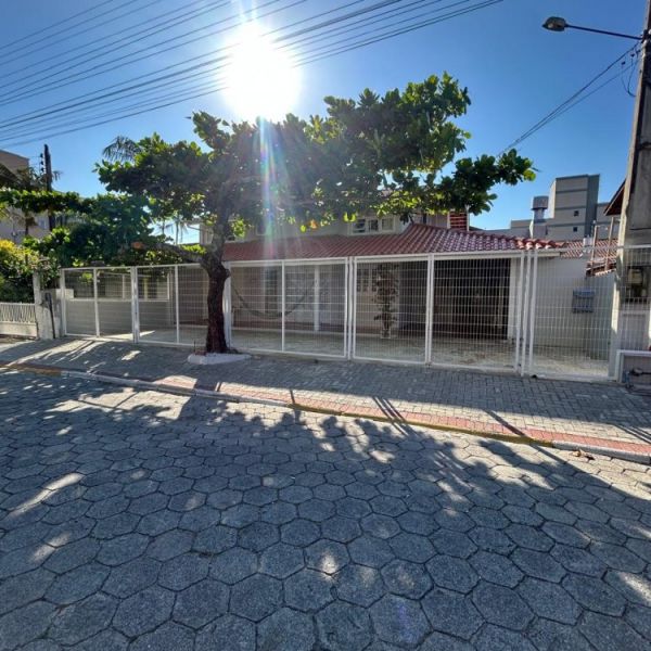 CASA DE 2 QUARTOS EM BOMBAS, 3 VAGAS DE CARROS.