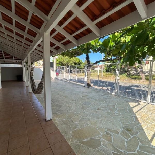 CASA DE 2 QUARTOS EM BOMBAS, 3 VAGAS DE CARROS.