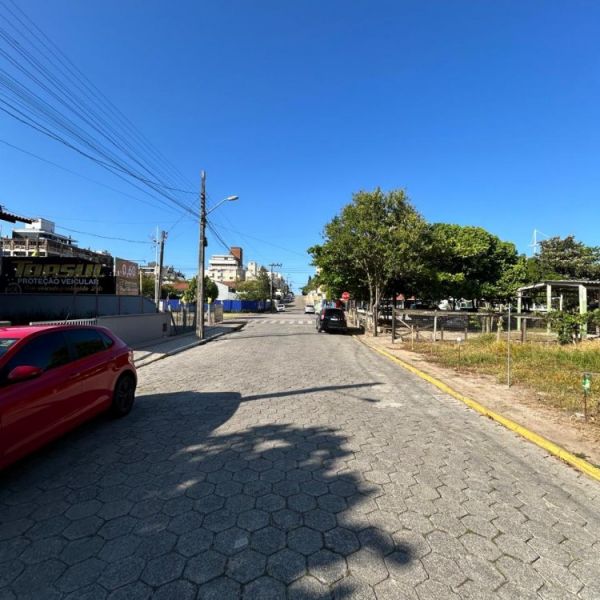 CASA DE 2 QUARTOS EM BOMBAS, 3 VAGAS DE CARROS.
