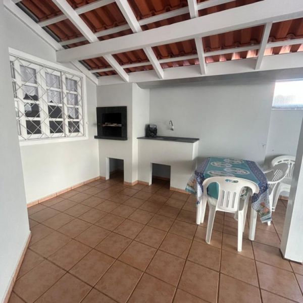 CASA DE 2 QUARTOS EM BOMBAS, 3 VAGAS DE CARROS.