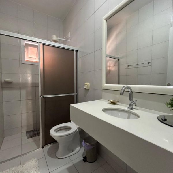 CASA DE 2 QUARTOS EM BOMBAS, 3 VAGAS DE CARROS.