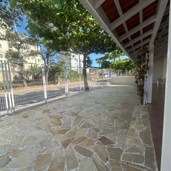 CASA DE 2 QUARTOS EM BOMBAS, 3 VAGAS DE CARROS.