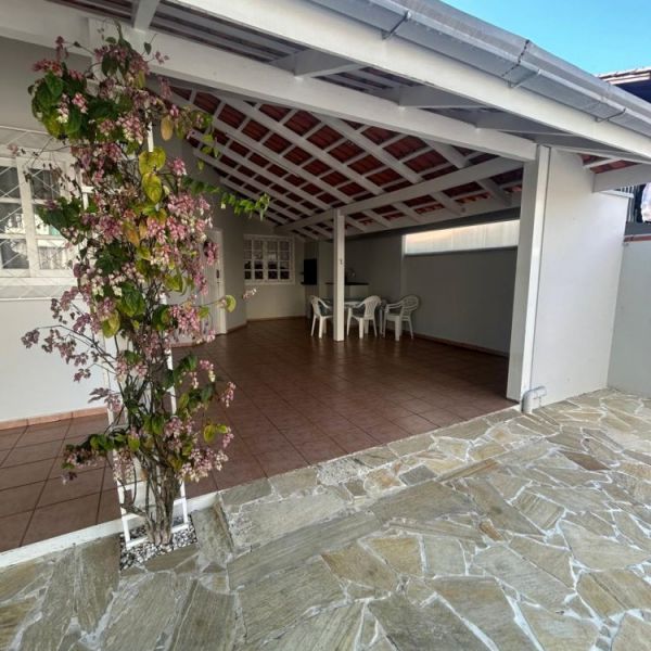 CASA DE 2 QUARTOS EM BOMBAS, 3 VAGAS DE CARROS.