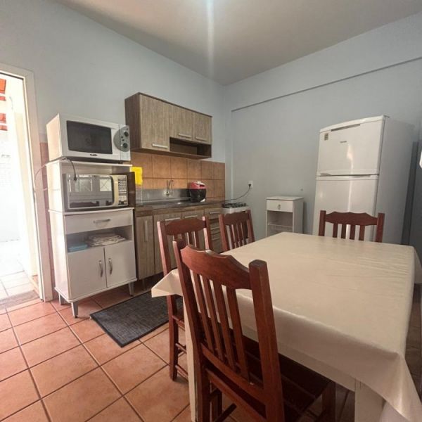 CASA DE 2 QUARTOS EM BOMBAS, 3 VAGAS DE CARROS.