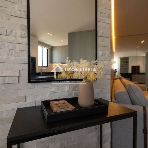 Apartamento 2 Dormitorios com piscina