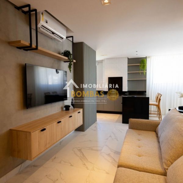 Apartamento 2 Dormitorios com piscina