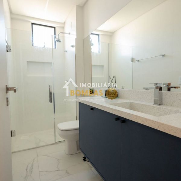 Apartamento 2 Dormitorios com piscina